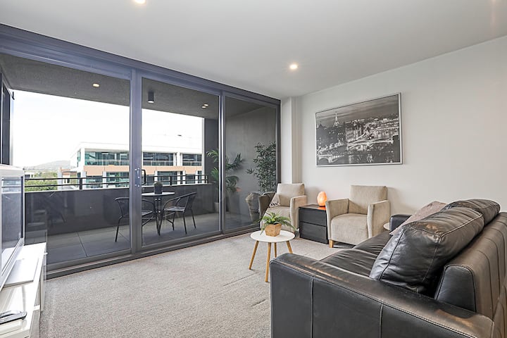 Executive Apartment – Views Of Parliament House - Canberra