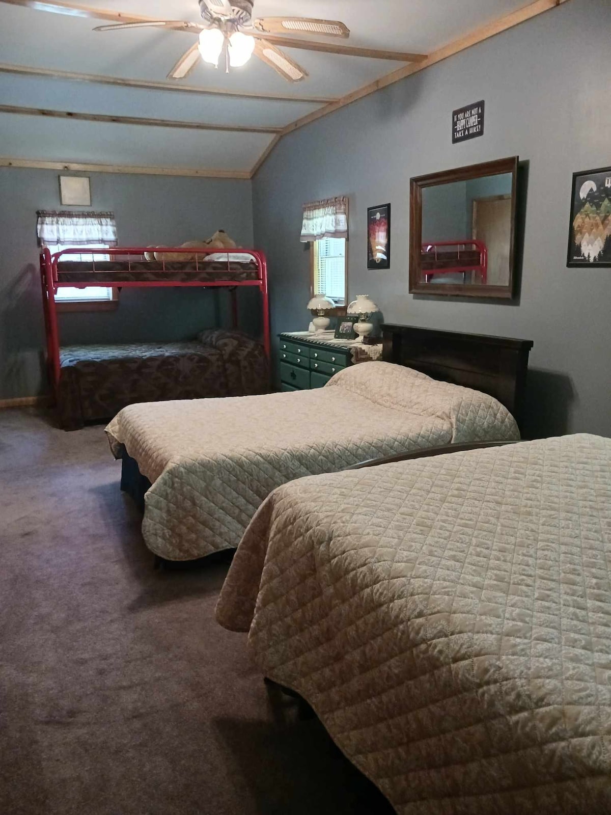 veľká spálňa s 2 veľkými posteľami a 1 poschodovou posteľou.  Práčovňa sa nachádza vo vzdialenejšej skrini. Spoločenské hry sa nachádzajú v stredovej skrini. K dispozícii je komoda a ďalší priestor v skrini.