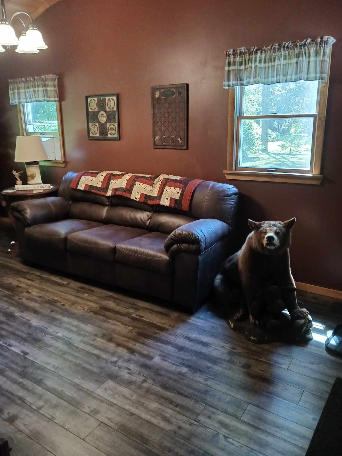 Miestnosť na aktivity s pohovkou na spanie.