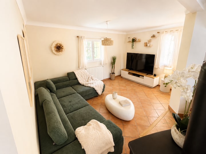 Villa En Pierre Avec Piscine Et Cuisine D’été - Nîmes
