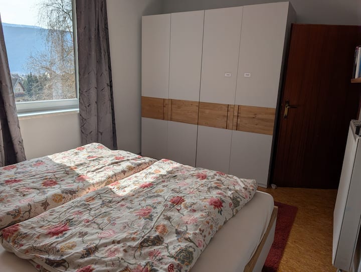 Dormitorio pequeño con una cama doble grande