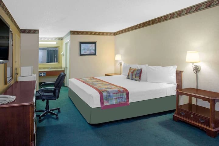 Travelodge Costa Mesa | King | Outdoor Pool - Newport Beach, CA