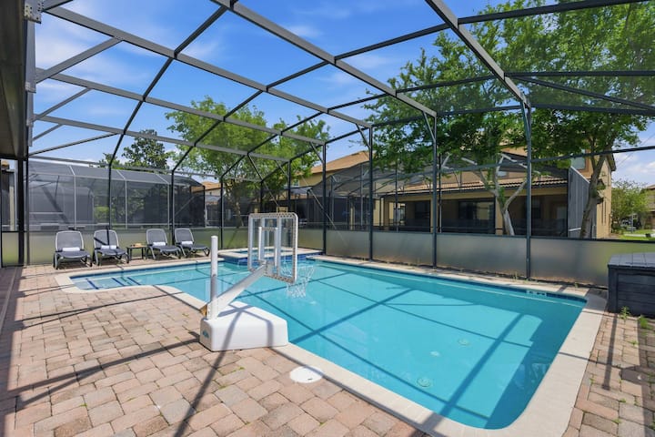 Family Retreat W/ Pool, Hot Tub, & Resort Access - 達文波特