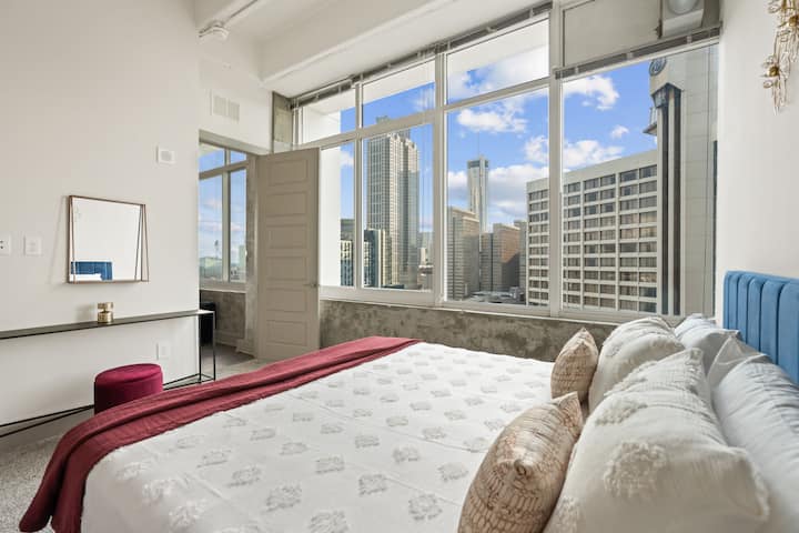 Wake up to bright natural light and open city views right from your bed. A refreshing space that helps you start your day feeling energized and relaxed.