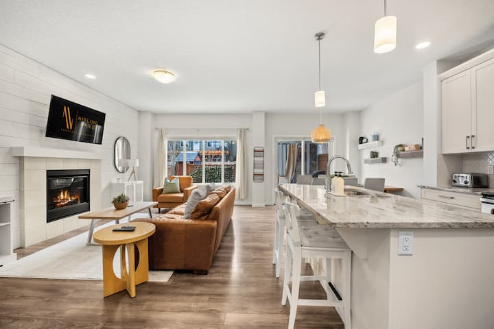 Sundown Haven | Fenced Yard | Park | Crib | Pets - Cochrane