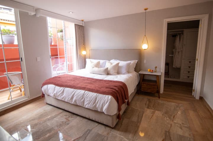 La Dalia (Room 8) – King Bed/bath + Balcony - San Miguel de Allende