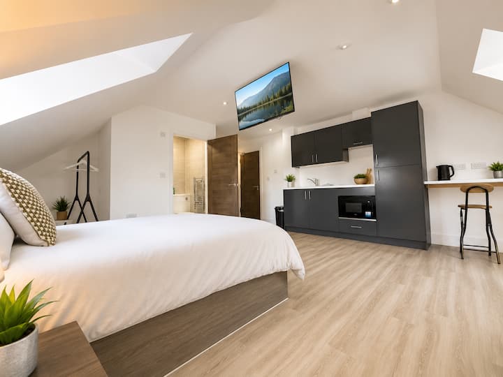 Top Floor Studio | Modern | Ideal For Long Stays - Reading