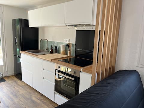 Top performing Airbnb: Beach house, pool, tennis, walking distance to the beach in Batz Sur Mer