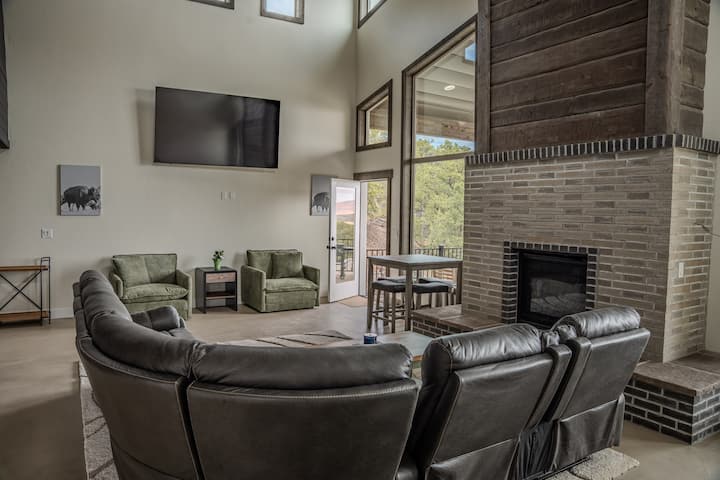 New Red Rock & Pine Retreat! Sleeps 20+ People. - Torrey, UT