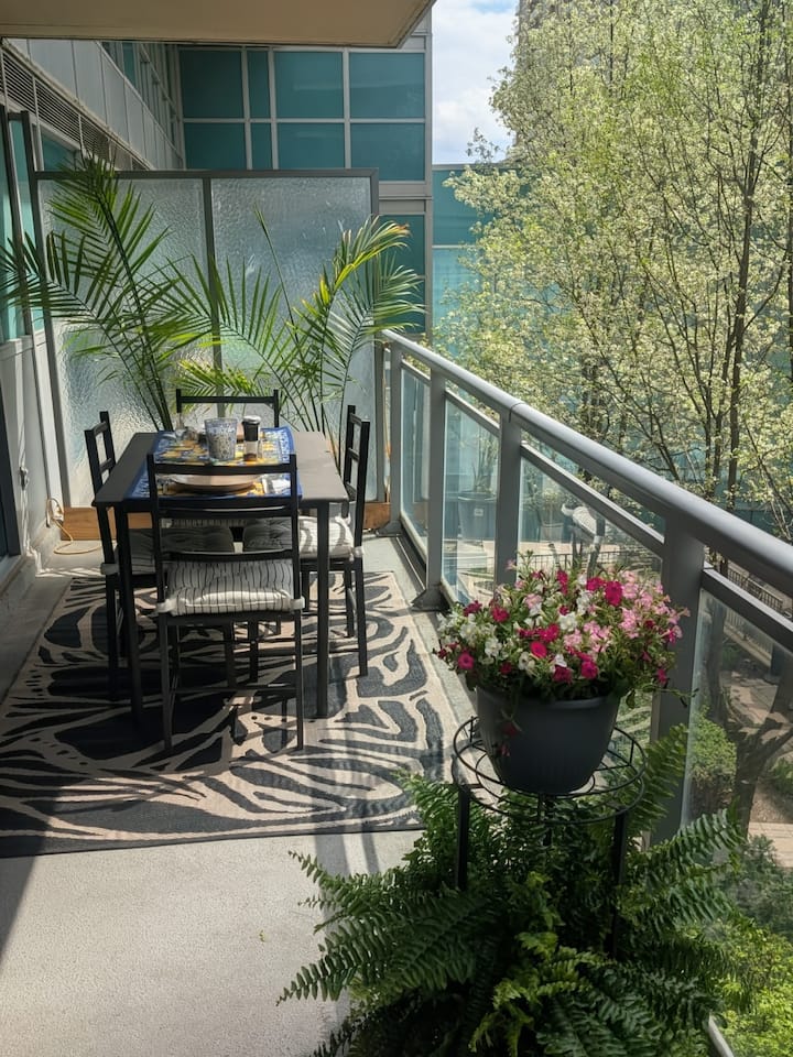 Quiet Courtyard In Vibrant Liberty Village - Toronto