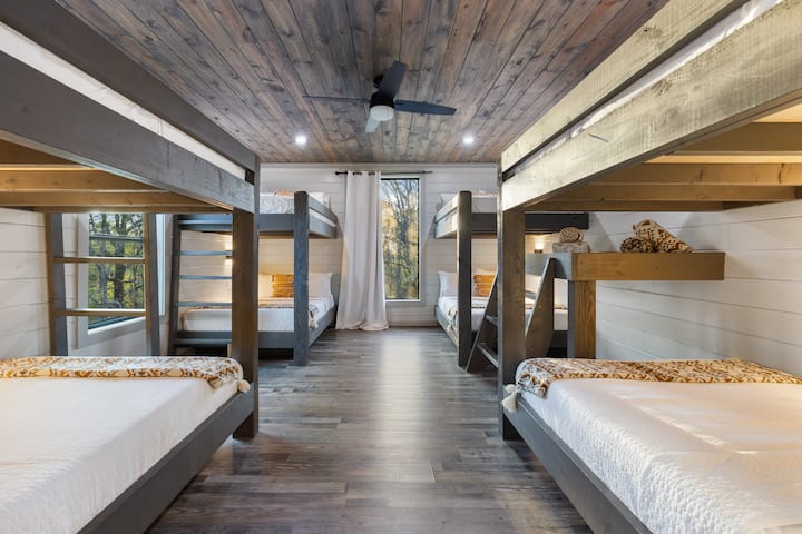 Habitación con literas extragrandes con literas completas, ideal para niños, primos y estancias en grupo