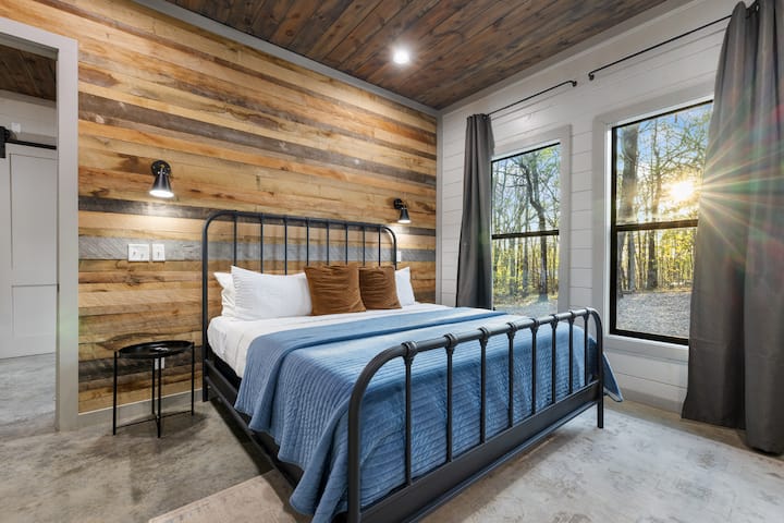 Acogedora habitación con cama king y baño privado, que ofrece comodidad, privacidad y un refugio tranquilo