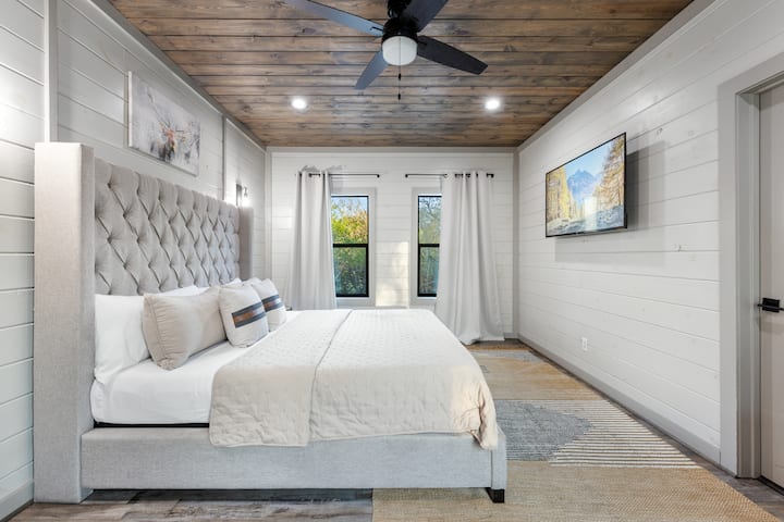Suite king luminosa con baño privado, diseñada para ofrecer comodidad y una estancia relajante