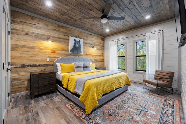 Suite cálida y acogedora con cama king, baño privado y vistas al patio trasero, perfecta para relajarse después de un día ajetreado.