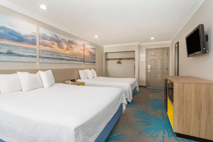 2 Queen Beds | Days Inn Santa Monica | Free Bfast - Santa Monica, CA
