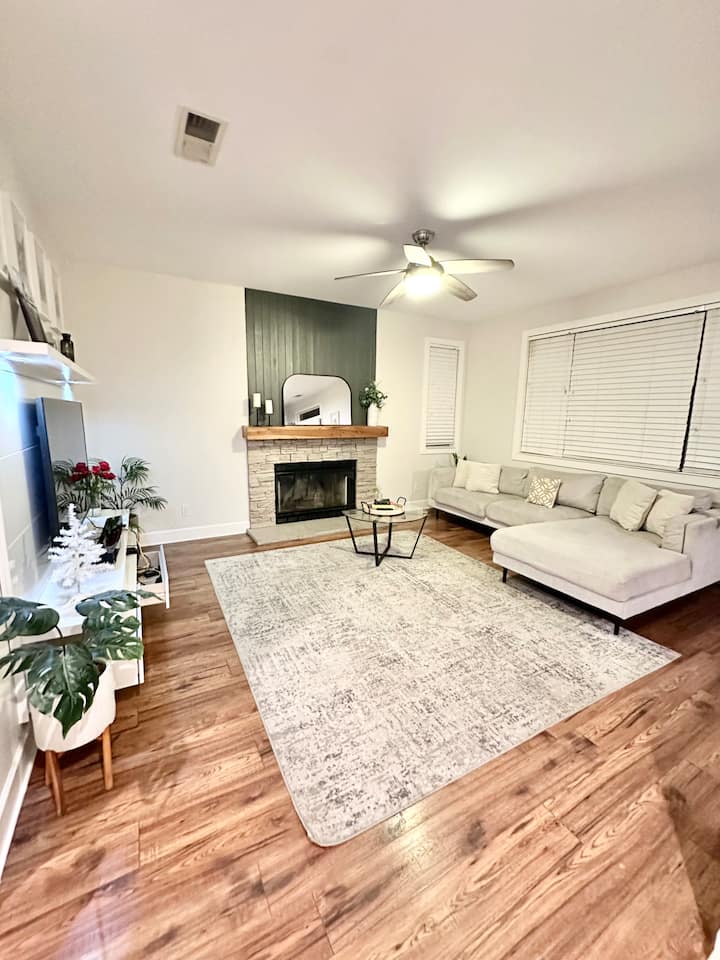 Large Comfortable Home | Perfect For Extended Stay - Tracy, CA