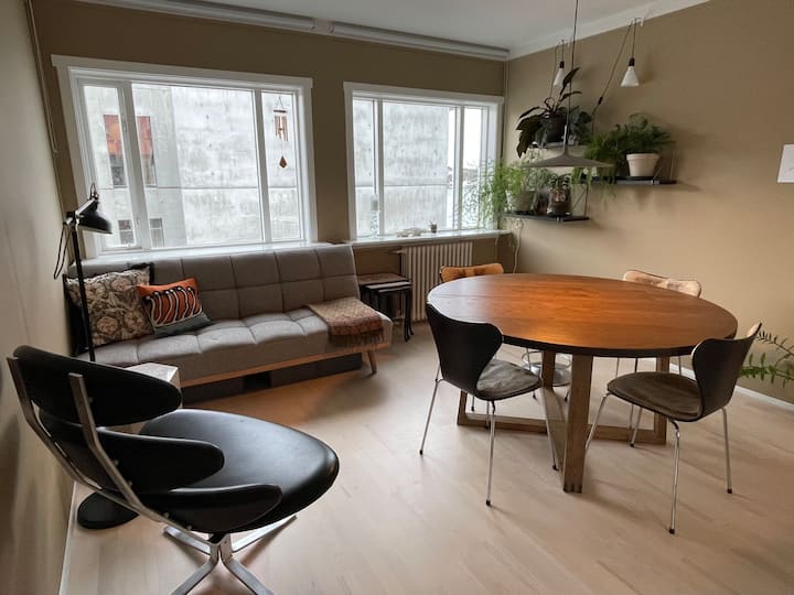 Prime Location By The Lake & Reykjavik City Hall - レイキャビク
