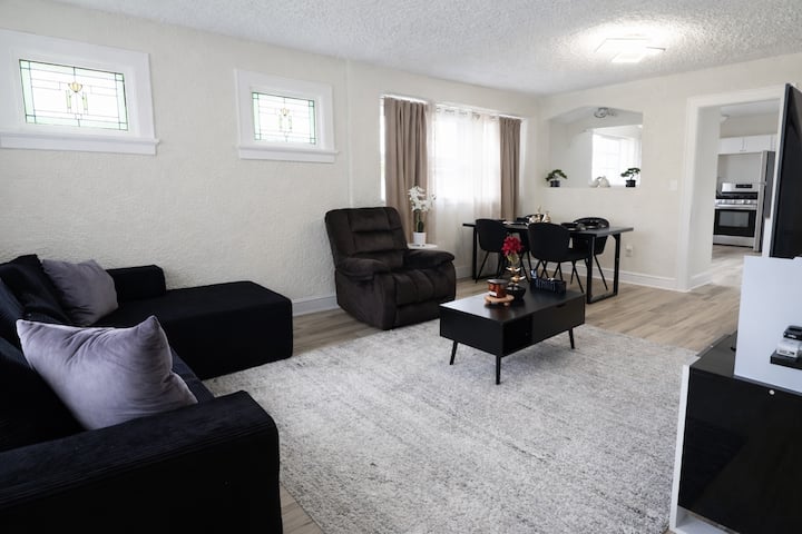 Modern Retreat W/ Pool Table Near Downtown - Milwaukee, WI