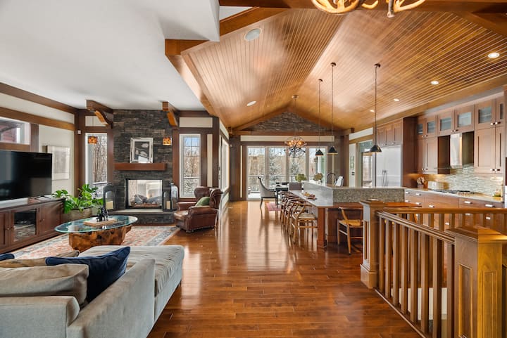 Fortunato: Lottery Dream Home, Theatre & Spa Bath - Alberta