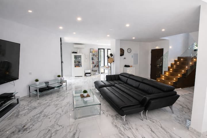 Luxury Golf Front Villa
Spa, Jacuzzi & Heated Pool - Costa del Sol