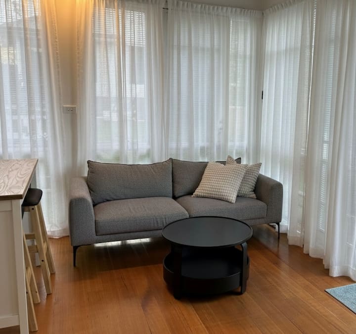 Historic 1860s Carriage House Retreat - St Kilda