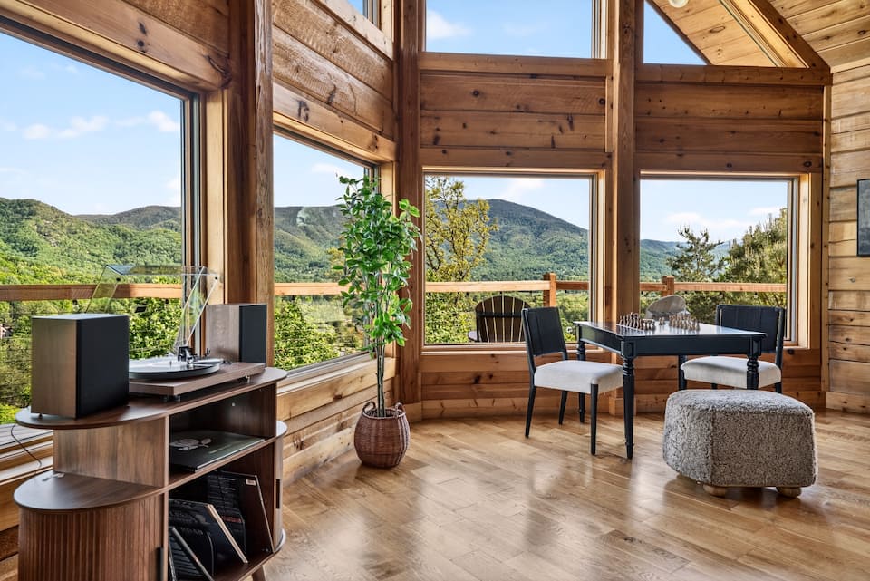 Legacy View Lodge, a beamed lodge with valley views, Sevierville, Tennessee, United States, photo 1 of 10