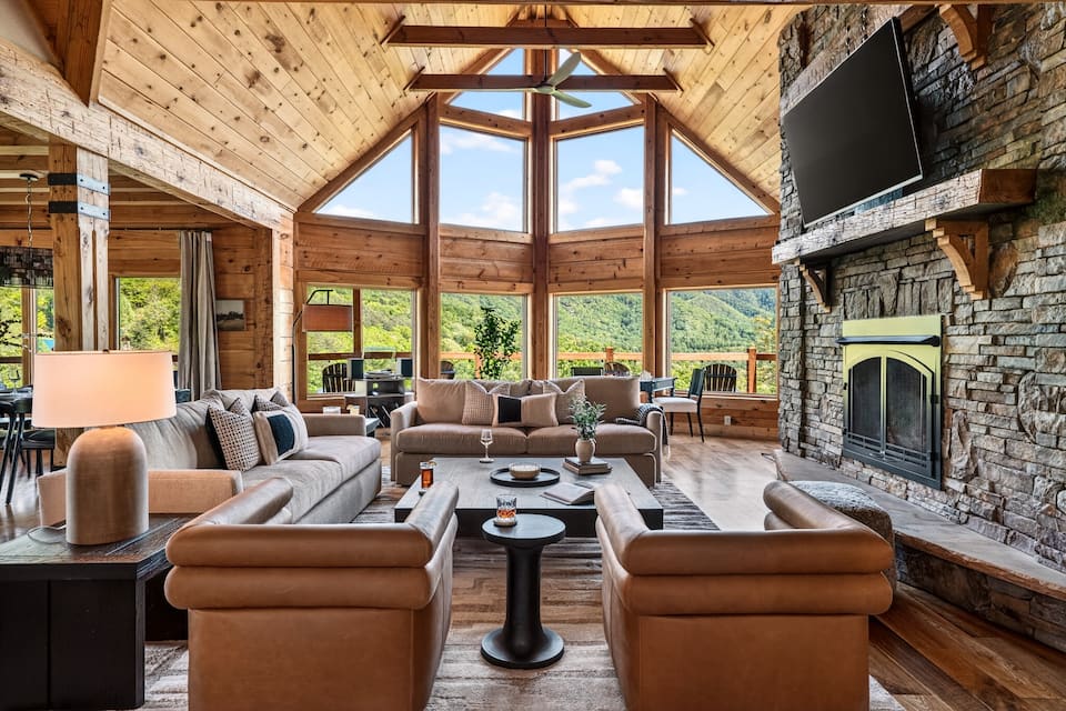 Legacy View Lodge, a beamed lodge with valley views, Sevierville, Tennessee, United States, photo 3 of 10