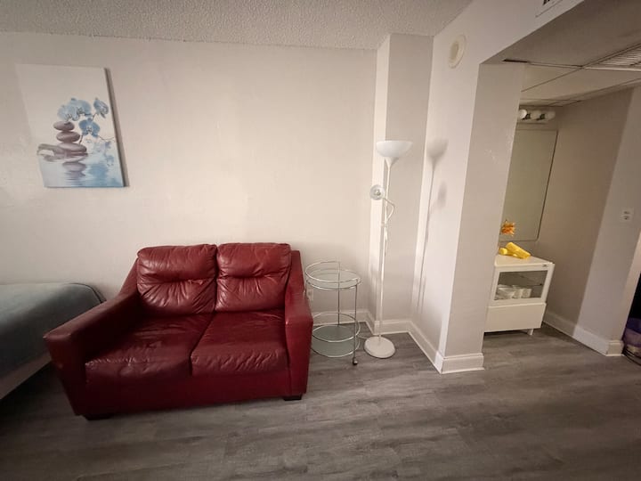 Cozy Studio Steps From Sunny Isles Beach - Sunny Isles Beach, FL