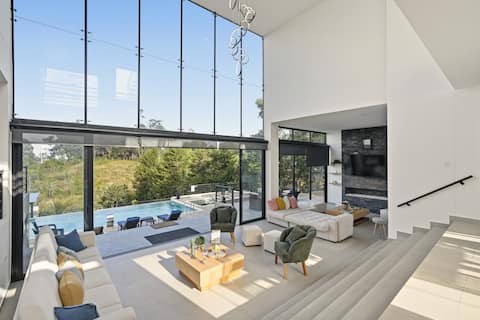 Top Airbnb: Los Santos Mis Cocoroticas Table in Santander