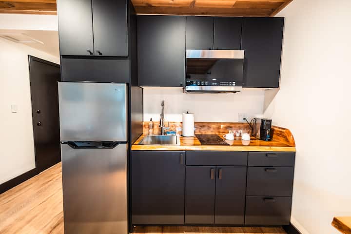 Rustic + Modern - 2 Double Beds - Sea View & Patio - Juneau, AK