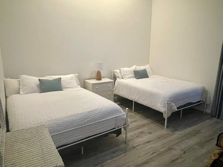 Dormitorio de la planta alta: dos camas queen 