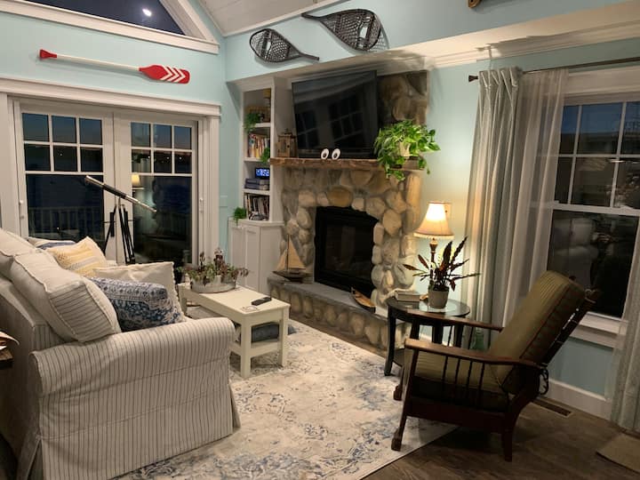 World Cup Lakehouse | Hot Tub & 15 Min To Gillette - Taunton, MA