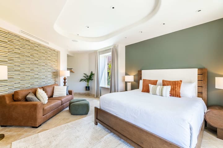 Ein Schlafzimmer mit Kingsize-Bett und einem Schlafsofa, das zusätzliche Flexibilität für deine Gruppe bietet.