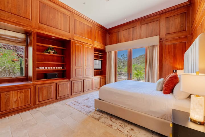 Ein gemütliches Schlafzimmer mit Kingsize-Bett, das Charakter, Komfort und durchdachtes Design bietet.