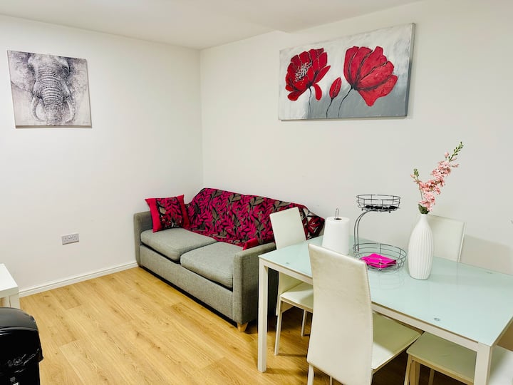 Sleek & New 2-bed Flat In Central Mansfield - Sherwood Forest