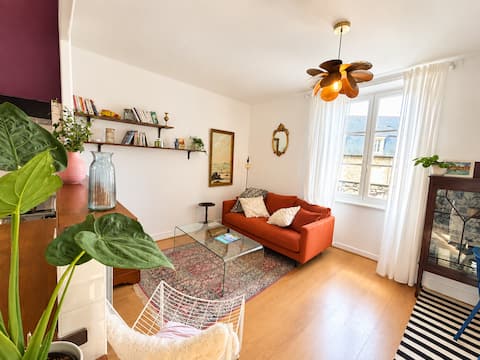 Top Airbnb: Colorful and warm apartment with terrace à Cancale