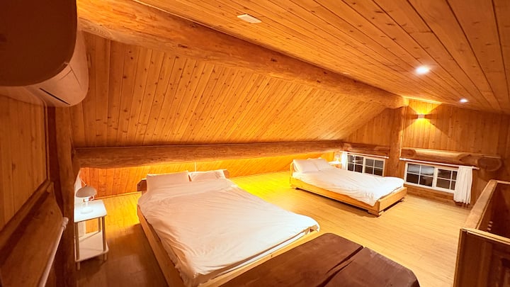 2층 침실에 퀸사이즈 침대가 2개 있습니다, 최대 4명 숙박 가능합니다

Level 2 loft has two queen beds for maximum 4 guests