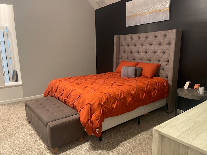 Master Bedroom In Huge Home Great Community - Canton, GA