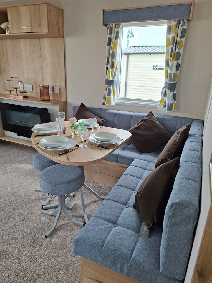 Lakeside Escape Sleeps 6 Near Chichester Goodwood - West Sussex