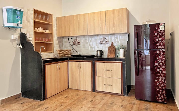 Full kitchen image 2