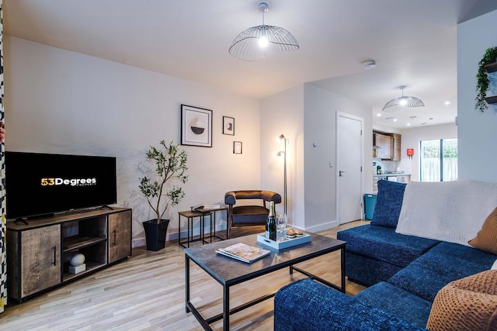 Modern 2 Bed Manchester Stay With Parking & Garden - Manchester