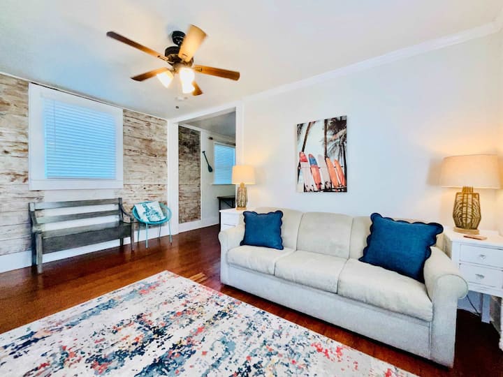 Hot Tub Tideaway Walkable - Public Beach, Galveston