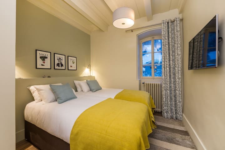 El dormitorio 4 es el más pequeño de todos, pero sigue siendo bonito y espacioso. También cuenta con baño privado.