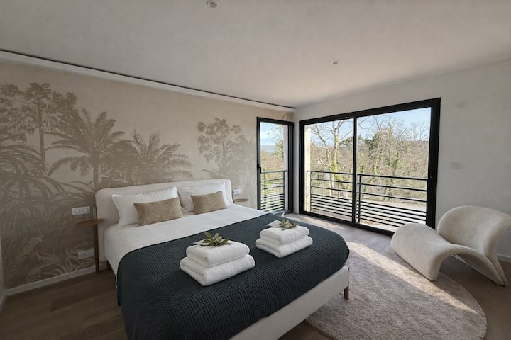 Svetlá a elegantná spálňa s posteľou 160 x 200 cm ponúka útulné a pokojné prostredie. Má pripojenú kúpeľňu s toaletným stolíkom a zrkadlom, sprchovacím kútom a WC.