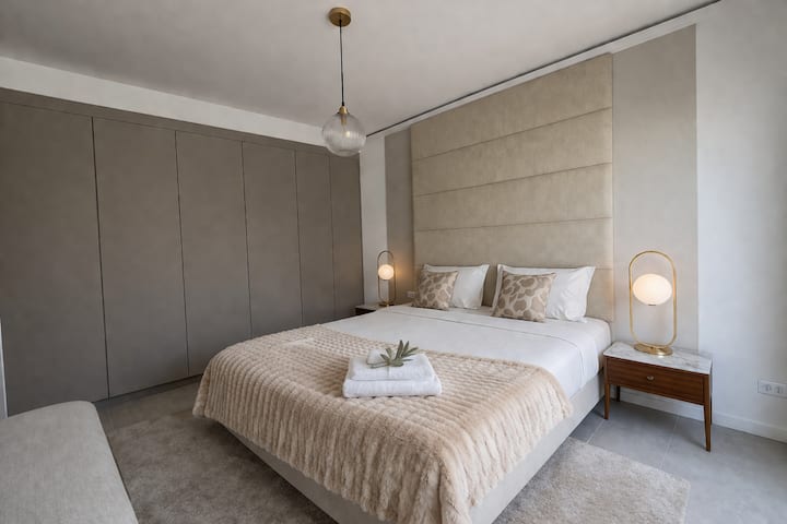 Svetlá a elegantná izba s posteľou 160 x 200, ktorá ponúka prémiové pohodlie. Má vlastnú kúpeľňu s vaňou, sprchovacím kútom, dvojitým umývadlom a WC, ktorá poskytuje zážitok kombinujúci eleganciu a súkromie.