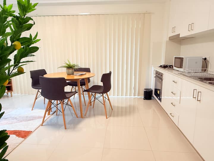 Large 1 Bedroom Unit Located At Hearts Of Artarmon - Gordon