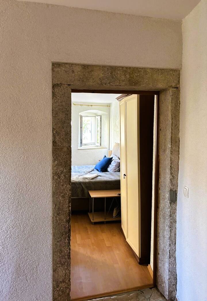 Vista del dormitorio en el primer piso, pequeño baño incorporado con ducha