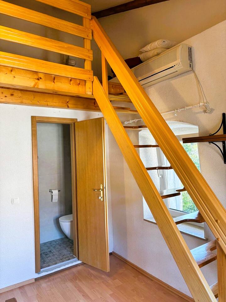 Escalera a la zona para dormir en el ático; baño en suite – Segundo piso