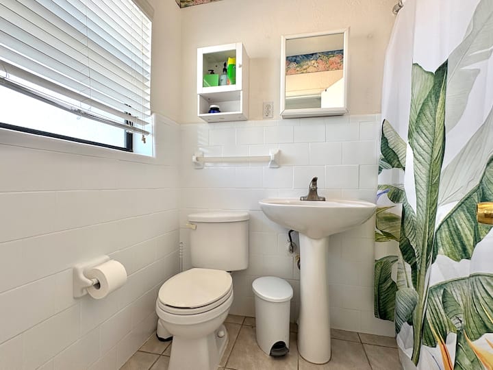 Total Beach Vibes Studio, Pool, Steps To Beach - Redington Beach, FL