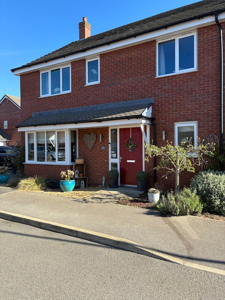 House In Towcester For Silverstone F1/carfest - Towcester